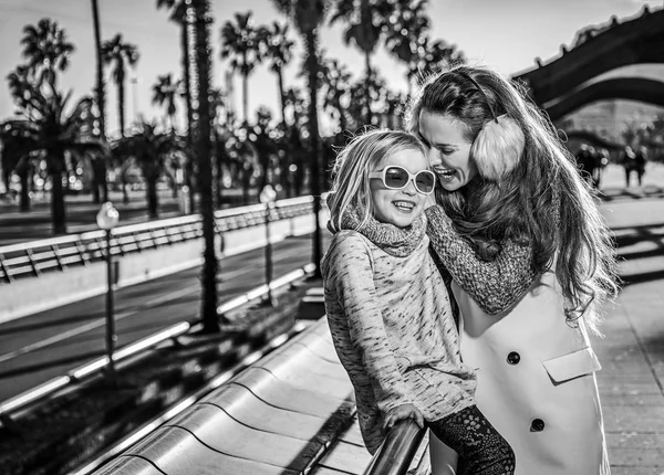 Mother and daughter travellers having fun time in Barcelona — Stock Photo, Image