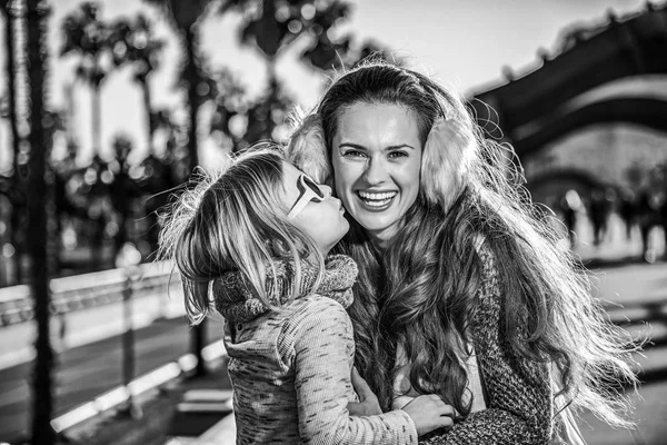 Sorridente madre e bambino turisti a Barcellona, Spagna baci — Foto Stock