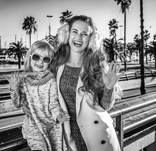 Mãe e filha viajantes em Barcelona, Espanha handwaving — Fotografia de Stock