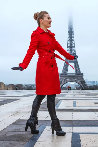 Glimlachend trendy vrouw voor de Eiffeltoren in Parijs, Frankrijk — Stockfoto