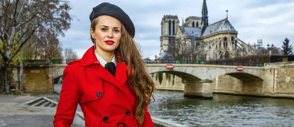 Paris, Fransa için dolgu üzerinde duran Gezgin kadın — Stok fotoğraf