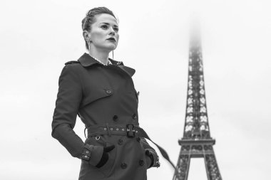 Eyfel Kulesi Paris, Fransa'da karşı duran genç kadın