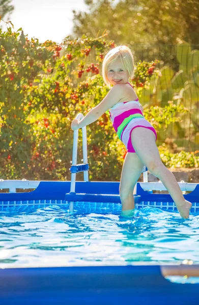 Feliz niño sano en traje de baño de pie en la piscina —  Fotos de Stock