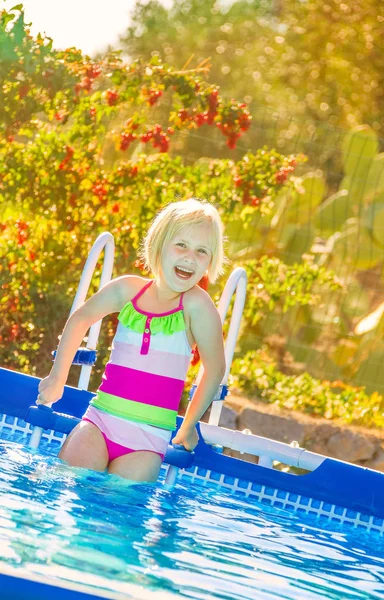 Feliz Niño Sano Traje Baño Colores Pie Piscina —  Fotos de Stock