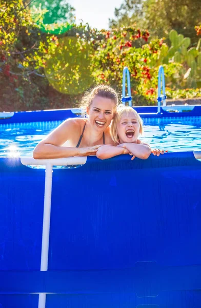 Joyeuse mère active et fille dans la piscine — Photo