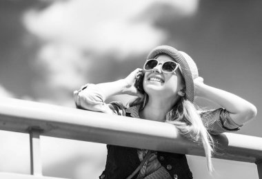 mutlu genç hipster cep telefonundan şehir sokak konuşuyor