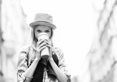 hippi kız sıcak içecek içme şehir sokak