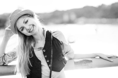 Mutlu hippi kız portresi