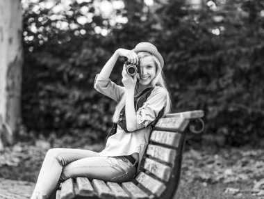 Genç hipster alarak fotoğraf oturan retro fotoğraf makinesi ile olacak