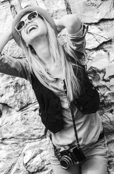 岩が多い壁屋外に喜び幸せな内気な少女 — ストック写真