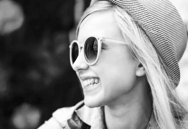 Retrato Joven Hipster Sonriente Aire Libre — Foto de Stock