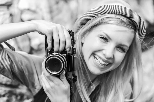 Retrato Jovem Hipster Sorridente Com Câmera Foto Retro — Fotografia de Stock