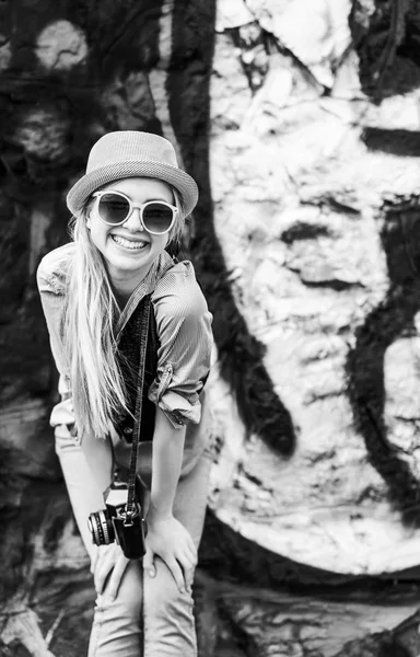 Portrait de fille hipster souriant avec appareil photo rétro contre — Photo