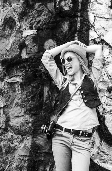 Glad hipster flicka söker på kopia utrymme mot urban vägg — Stockfoto