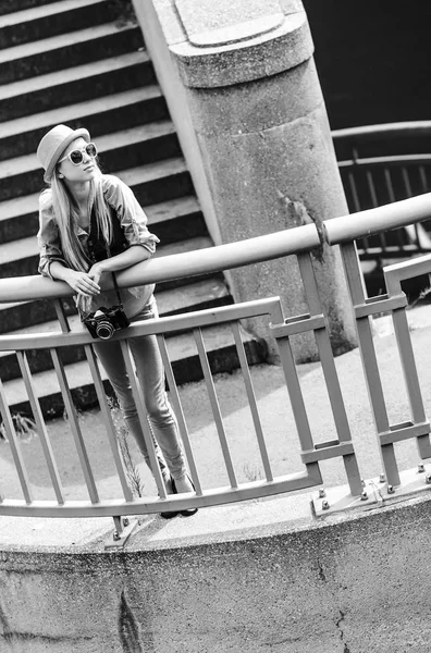 Hipster menina de pé em escadas na cidade — Fotografia de Stock