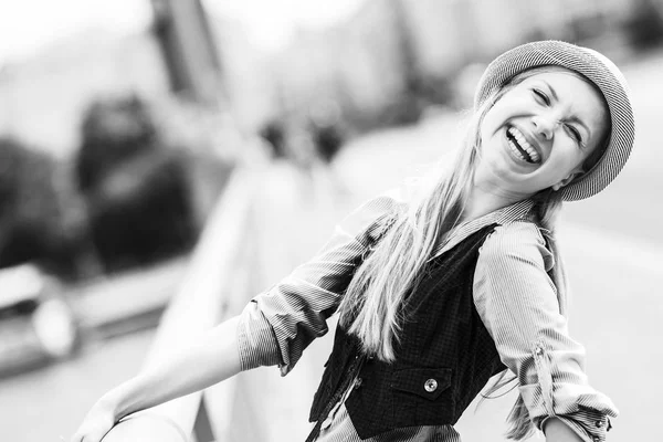 Ευτυχισμένος hipster κορίτσι σε δρόμο της πόλης — Φωτογραφία Αρχείου