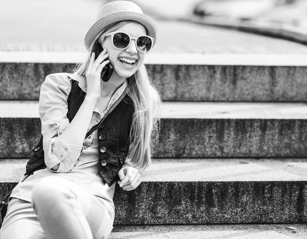 Gelukkig Hipster Meisje Praten Mobiele Telefoon Zittend Trap — Stockfoto