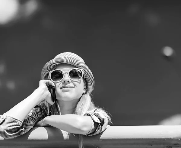 Happy hipster girl talking mobile phone on city street — Stock Photo, Image