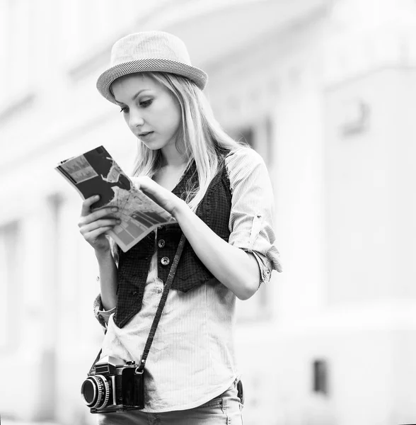 Junge Touristin mit Karte in der Stadt — Stockfoto