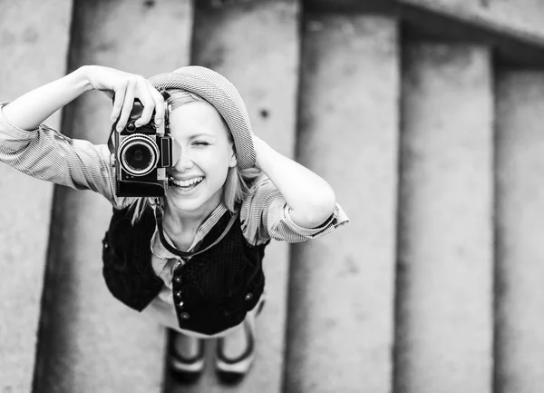 Joyeux hipster fille faisant photo avec caméra rétro sur la rue de la ville — Photo