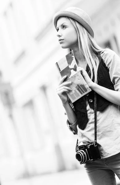 Молодая женщина турист с картой в городе — стоковое фото