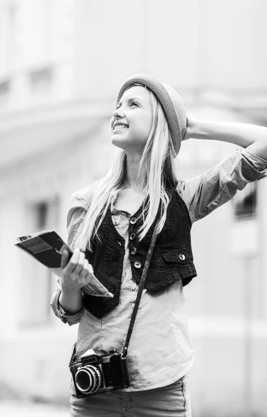 Portrait of happy tourist girl with map on city street — Stock Photo, Image