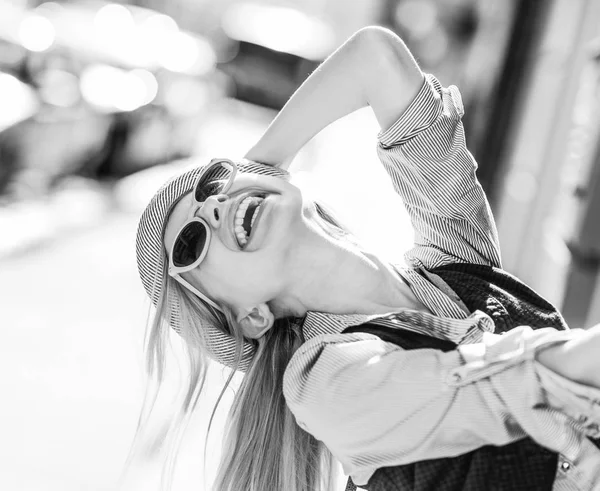 Gelukkig hipster meisje plezier op stad straat — Stockfoto