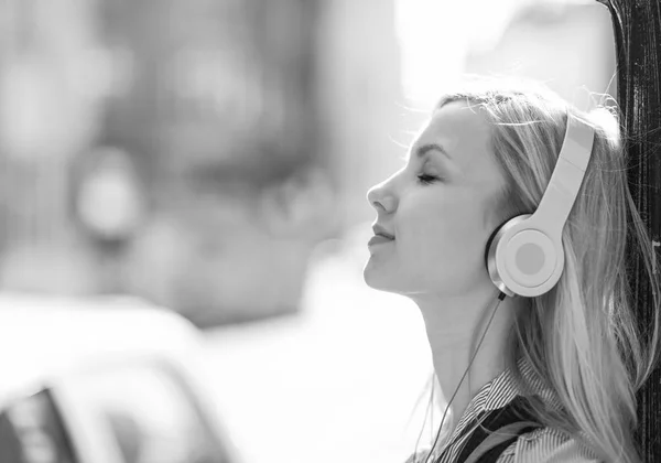 Ontspannen Jonge Vrouw Luisteren Muziek Hoofdtelefoon Stad — Stockfoto