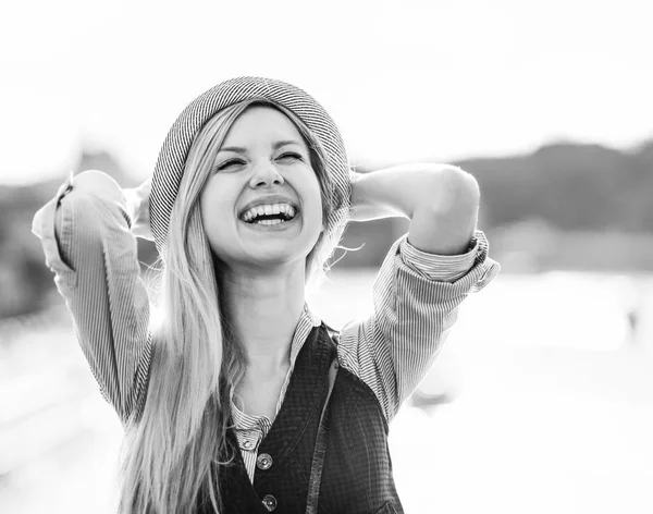 Porträt eines glücklichen Hipster-Mädchens, das in der Stadt jubelt — Stockfoto