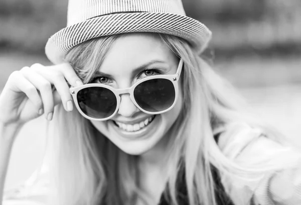 Retrato Chica Hipster Feliz Con Gafas Sol — Foto de Stock