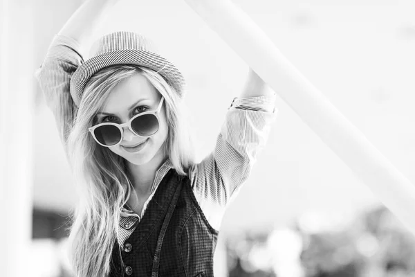 Retrato de chica hipster feliz en la ciudad —  Fotos de Stock