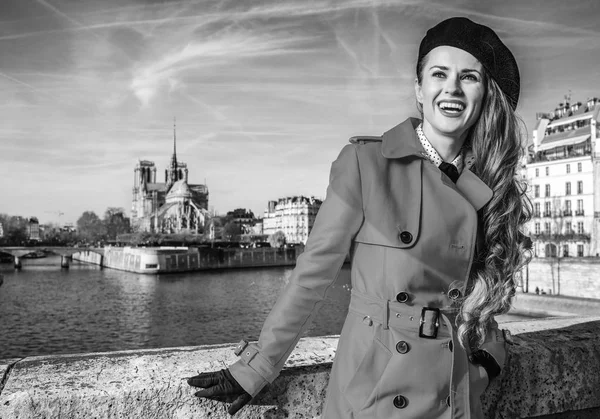 Lumineux Paris Heureuse Jeune Touriste Trench Coat Rouge Sur Remblai — Photo