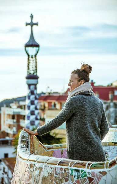 Glückliche Stylische Frau Guell Park Barcelona Spanien Winter Mit Blick — Stockfoto