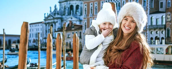 Портрет Счастливой Модной Матери Дочери Туристов Венеции Италия Зимой — стоковое фото