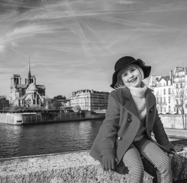 Paris'te parlak. Paris, Fransa için dolgu üzerinde kırmızı paltolu mutlu modern kız portresi