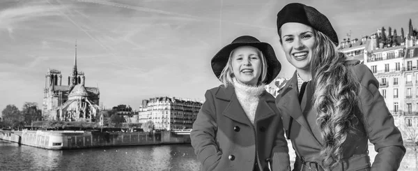파리에서 밝은입니다 어머니와 프랑스 파리의 노트르담 제방에 코트에 관광객의 초상화 — 스톡 사진