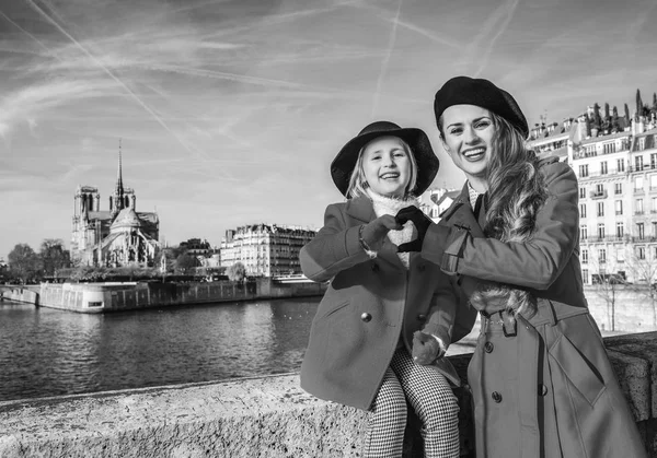 Brillante París Elegante Madre Hija Viajeros Abrigos Rojos Terraplén París — Foto de Stock