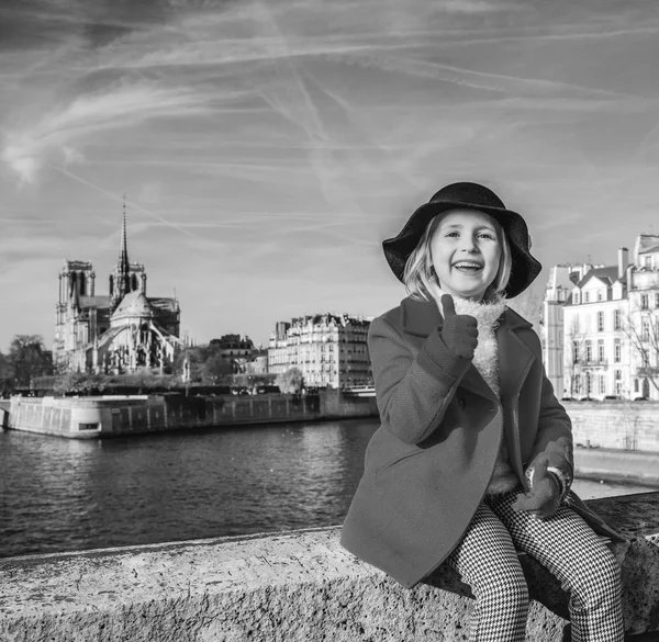 Criança sorridente em aterro em Paris, França mostrando polegares para cima — Fotografia de Stock