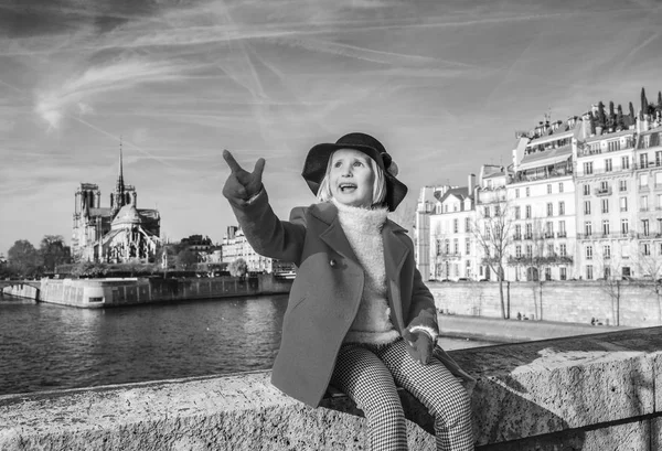 Kind auf Böschung in der Nähe von Notre Dame de Paris in Paris, Frankreich — Stockfoto