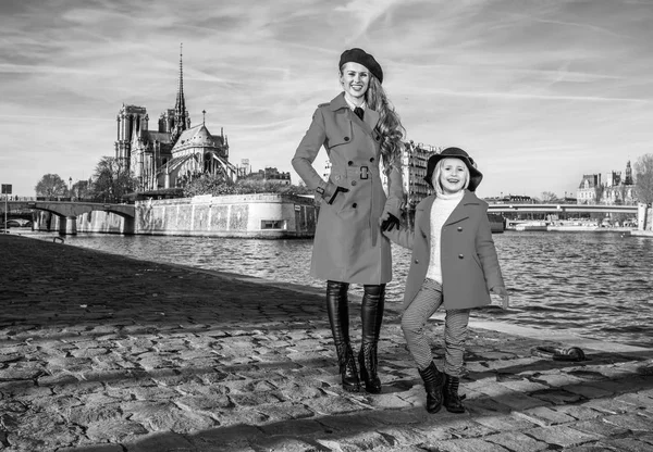 Brillante París Retrato Larga Duración Elegantes Turistas Madre Hija Abrigos — Foto de Stock