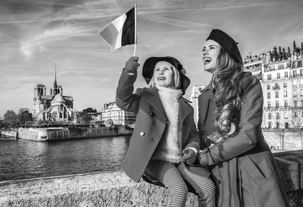 Mère élégante et les enfants voyageurs à Paris, France lever du drapeau — Photo