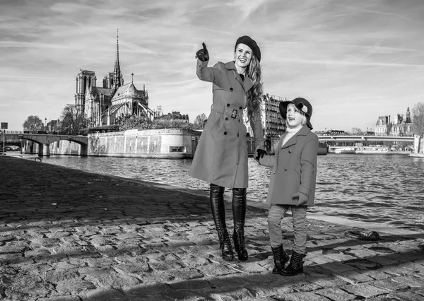 Mãe e criança viajantes em Paris apontando para algo — Fotografia de Stock