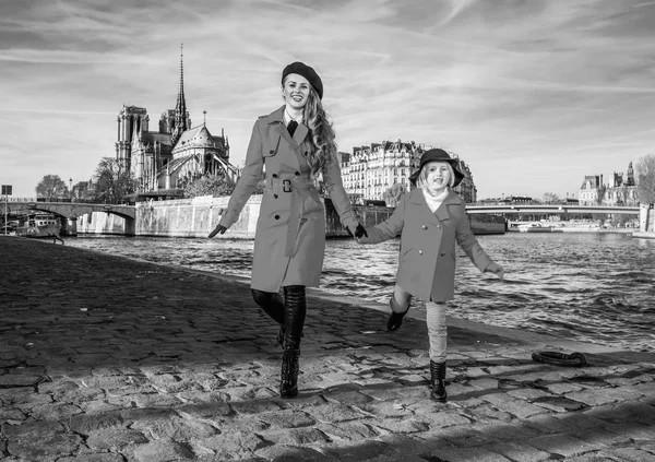 Mother and daughter tourists in Paris having fun time — Stock Photo, Image