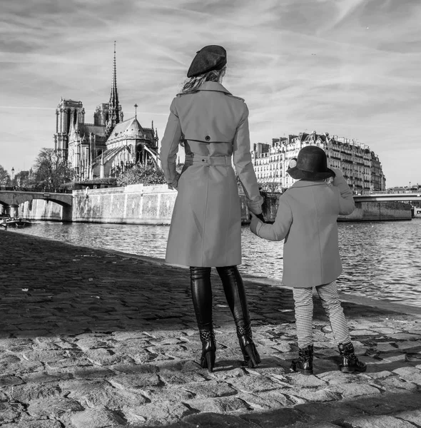 Mãe e criança viajantes de pé em aterro em Paris — Fotografia de Stock