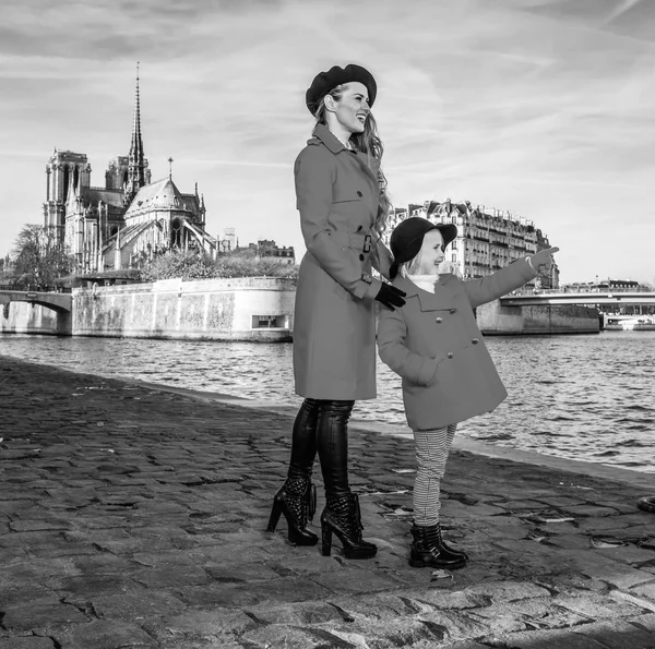 母亲和女儿的旅客在巴黎指的什么东西 — 图库照片