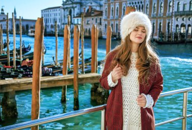 Venedik, İtalya setin kışın rahat modern gezgin kadın portresi