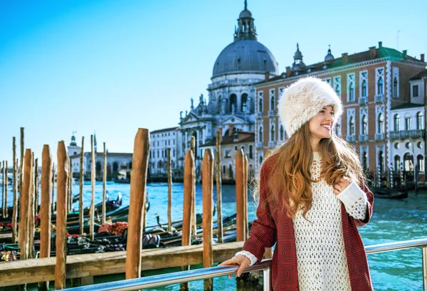 Счастливая Молодая Женщина Набережной Итальянском Городе Вениче Зимой Совершая Пешую — стоковое фото