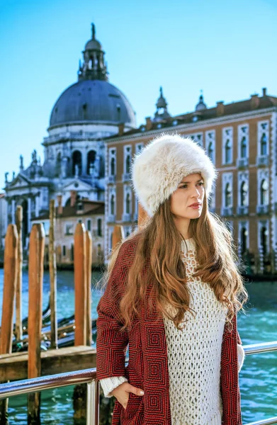 Модная Женщина Путешественница Набережной Венеции Италия Зимой Глядя Вдаль — стоковое фото