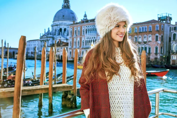 Счастливая Элегантная Туристка Набережной Вениче Италия Зимой Глядя Вдаль — стоковое фото