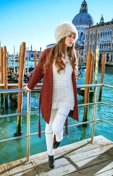 Toeristische vrouw in Venetië, Italië in de winter op zoek naar afstand — Stockfoto